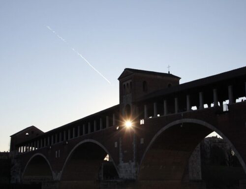 Il Ponte Coperto, tra i simboli storici di Pavia: demolito dopo i danni delle bombe del 1944, ma subito ricostruito nel dopoguerra