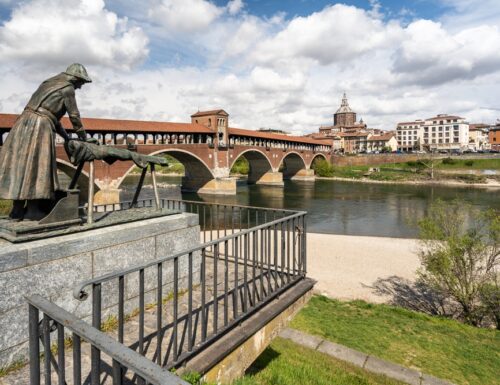 A Pavia si inaugura la statua della lavandaia, tributo alla fatica delle donne che lavavano i panni nel fiume, come la "sciura Teresina"