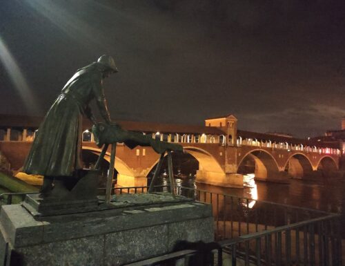 Notte sul Ponte Coperto di Pavia, tra le memorie della Statua della Lavandaia e il Ticino che scorre