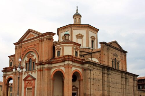 Piazza del Duomo, cuore di Voghera dove sorge la splendida chiesa di San Lorenzo