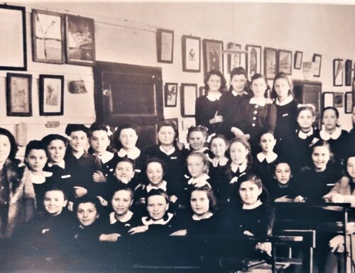 Compagne di scuola alla "Casorati" nel 1940: foto di classe con la loro maestra