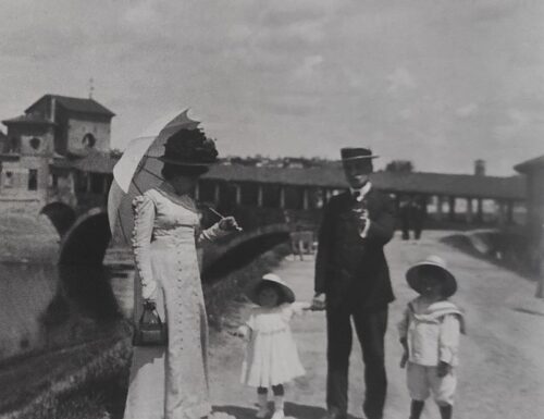 Passeggiata in famiglia a inizio del Novecento sulle rive del Ticino. Sullo sfondo, il Ponte Coperto