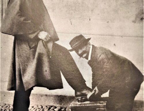 Antichi mestieri, il lustrascarpe: Angiola agli inizi del Novecento al lavoro alla stazione di Pavia