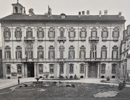 A inizio del Novecento Palazzo Mezzabarba ancora in attesa della statua di Cesare Augusto