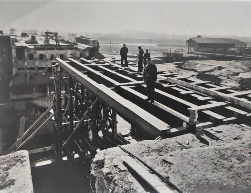 Il Ponte dell'Impero, duramente colpito dai bombardamenti del 1944 e subito riscostruito