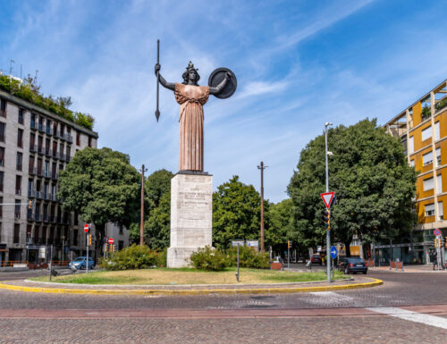 Statua della Minerva a Pavia, la dea della sapienza che dà le spalle alla "nemica" Milano