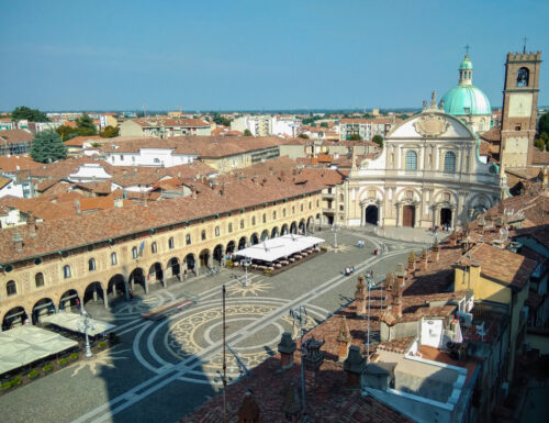 Un giro nel cuore di Vigevano: Castello, Scuderie e Piazza Ducale, una delle piazze più belle d’Italia   