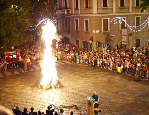 San Bernardo di Chiaravalle catturò il diavolo. E Vigevano ogni anno manda al rogo un fantoccio demoniaco