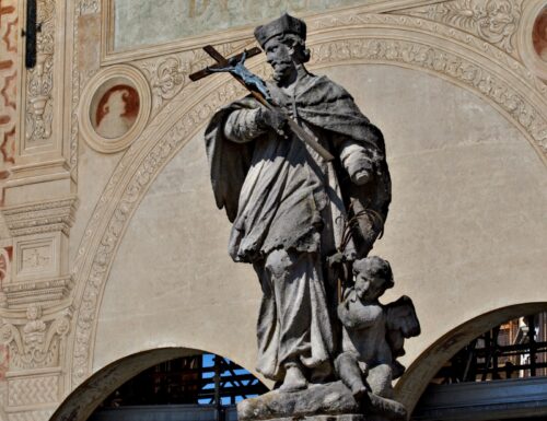 San Giovanni Nepomuceno, la statua che veglia sulla piazza Ducale di Vigevano