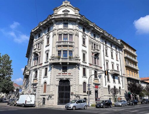 Palazzo Devoti, a forma di "V" nel nome dello stile liberty con vista sul Castello Visconteo