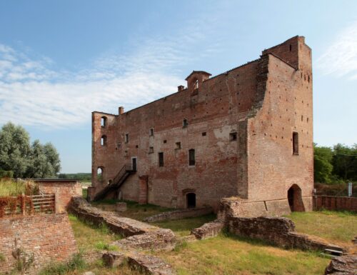 Il Castello di Arena Po, suggestivo baluardo medievale che dominava il fiume