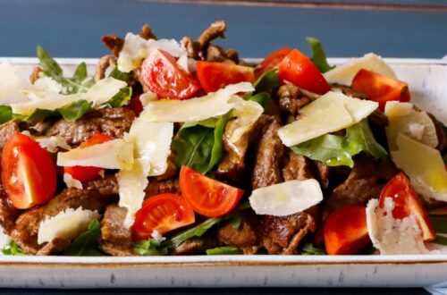 Insalata di carne di Vacca Varzese con rucola, pomodorini e scaglie di Parmigiano