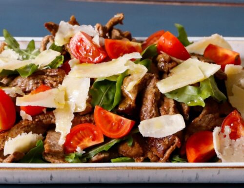 Insalata di carne di Vacca Varzese con rucola, pomodorini e scaglie di Parmigiano