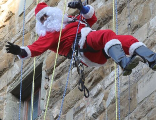 Un Natale spettacolare: la discesa acrobatica dei Babbo Natale a Voghera