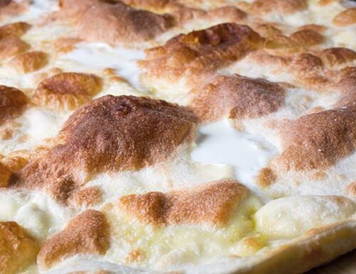 La Focaccia alla Crescenza: una Delizia della Tradizione Lombarda