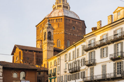 Pavia in una piazza: tra passato, arte e vita