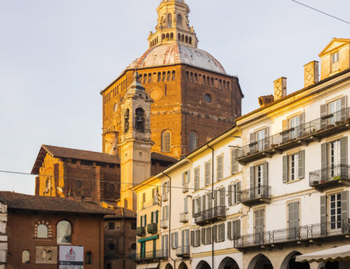 Pavia in una piazza: tra passato, arte e vita